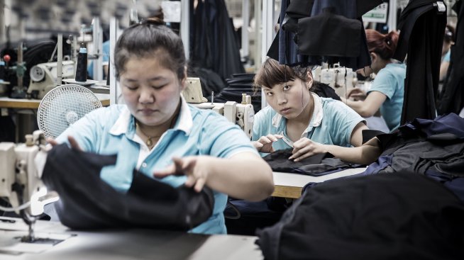 Производството в Китай се сви рязко заради търговската война със САЩ