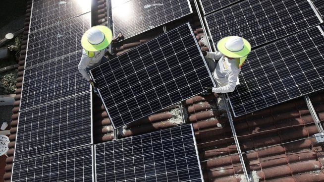 Отрицателните цени забавят бума при соларните централи в ЕС през 2025 г.