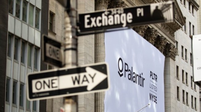 S&P 500 отстъпва леко от рекордната си стойност*