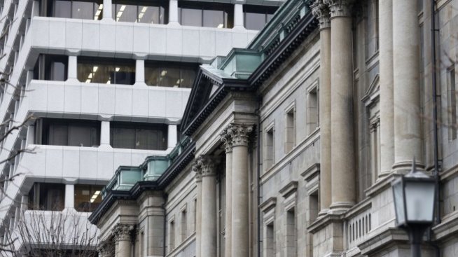 Поевтинялата йена може да промени плановете на Японската централна банка