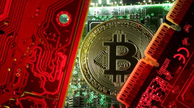 Цената на биткойна се срина до 6-месечно дъно