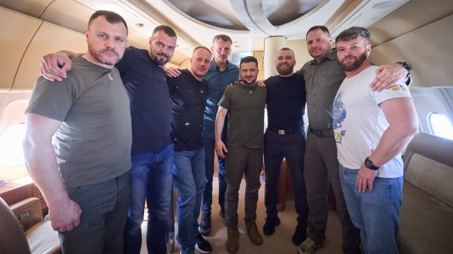 Командирите на полка "Азов" се връщат на бойното поле