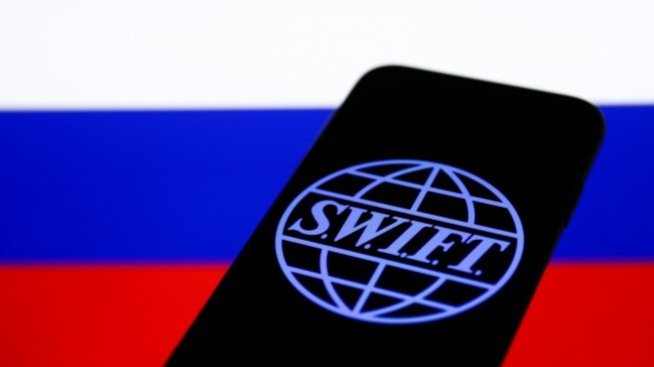 Западът постигна споразумение за изключване на руски банки от SWIFT