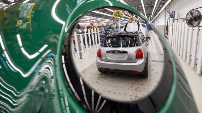 Великобритания се готви да облекчи целите за електрификация при автомобилите