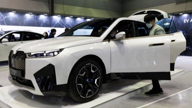 Въпреки спада при общите продажби търсенето на електромобили на BMW расте