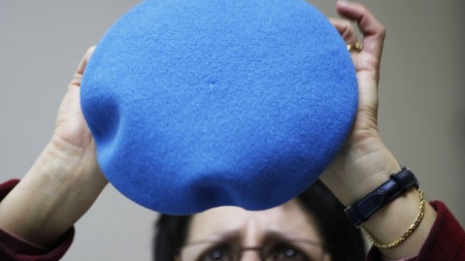 Последният производител на барети във Франция се бори за оцеляване