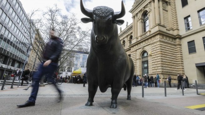 Европейските акции поскъпват в края на волатилна седмица