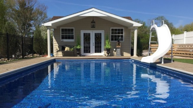 Басейн в задния двор - американски вариант за ваканция по време на пандемия