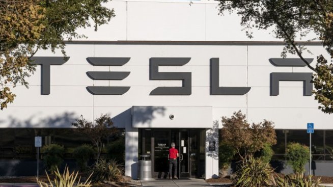 Акциите на Tesla се готвят за най-голямото двудневно поевтиняване от 14 месеца