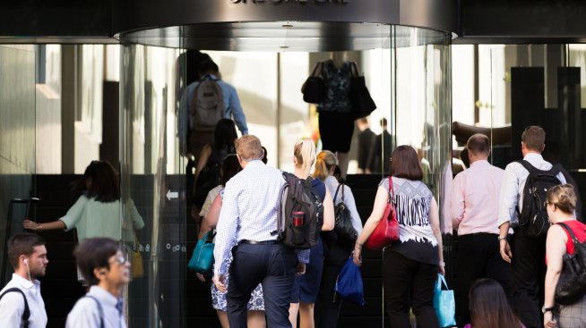 Наемането на служители в Австралия почти спря през септември