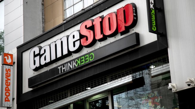 Българският лъв срещу Ревящото коте: Група инвеститори съди Кийт Гил за пазарни манипулации