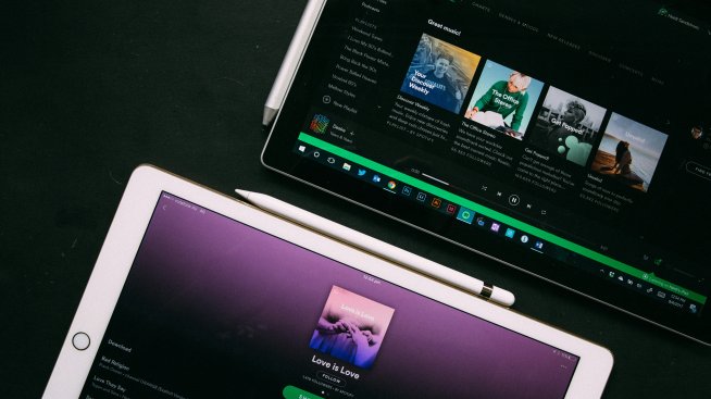 Spotify ще обозначава профилите на AI изпълнители