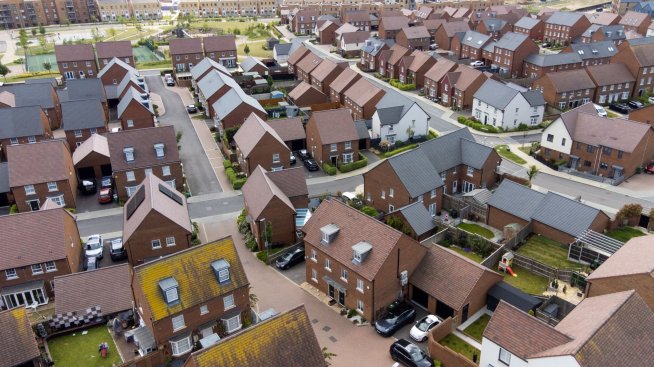 Цените на жилищата във Великобритания отчитат първия си годишен спад от 2012 г. насам