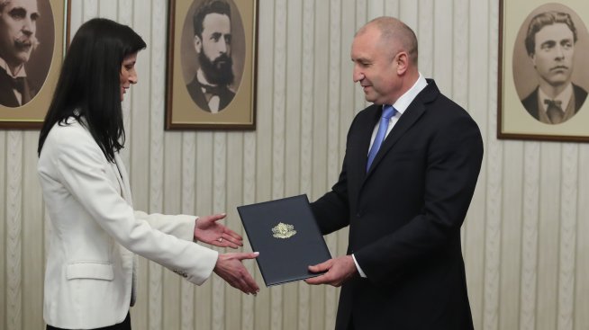 Румен Радев връчи първия проучвателен мандат на ГЕРБ-СДС