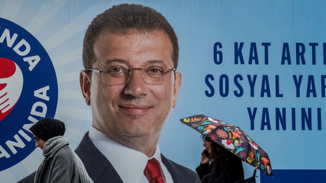 Съд в Истанбул е удължил мярката за задържане на бившия кмет на Истанбул 