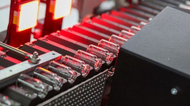 AstraZeneca подновява изпитанията на своята експериментална ваксина срещу COVID