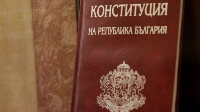 Доц. Славов: Целта на конституционния проект е да се запази властта за по-дълго