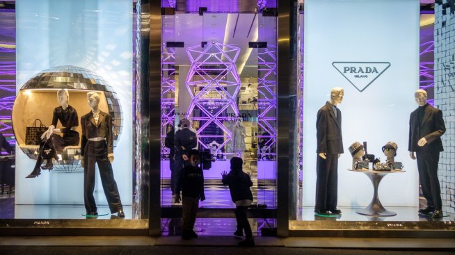 Prada планира да наеме бившия шеф на Luxottica
