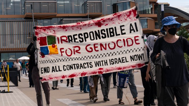 Microsoft уволни двама служители, нахлули в офиса на президента ѝ