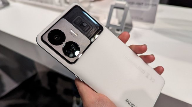 Realme представи смартфон, който се зарежда от 0 до 100% за 9 минути и половина