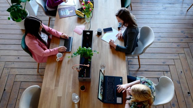 Близо 60% от бизнес лидерите по света очакват икономически растеж през 2025 г.