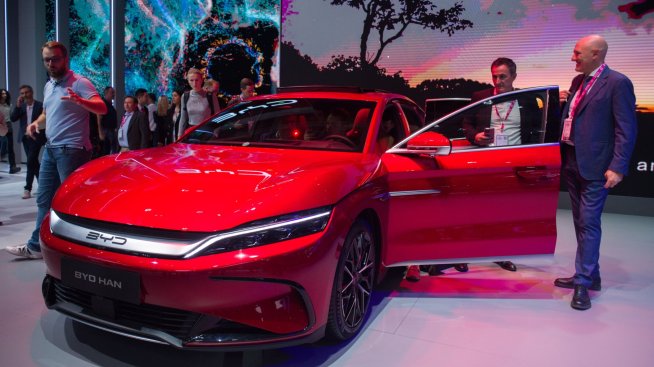 Европейските автоконцерни са гневни на Европа, че постла червения килим за BYD