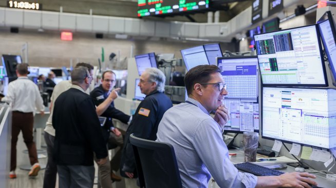 S&P 500 спада за трети пореден ден, акциите на производителите на чипове поевтиняват*