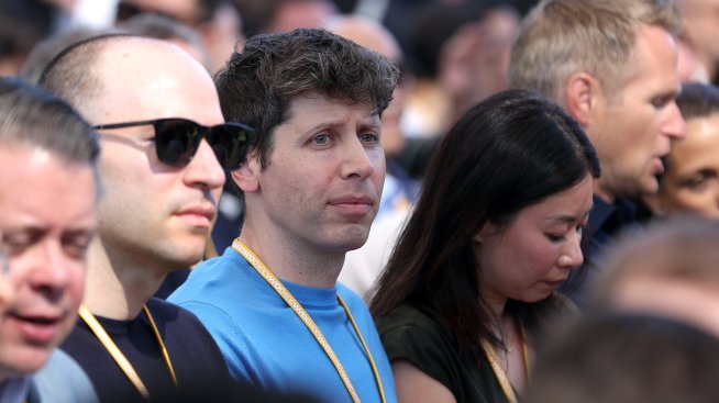 OpenAI придобива стартъпа на емблематичния дизайнер на Apple Джони Айв