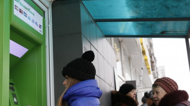 Само за ден украинците изтеглиха 80 млн. долара от "Приватбанк"