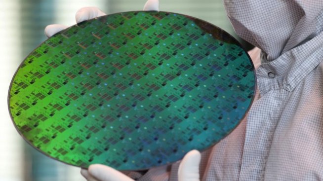 STMicroelectronics и GlobalFoundries планират нов завод за чипове във Франция
