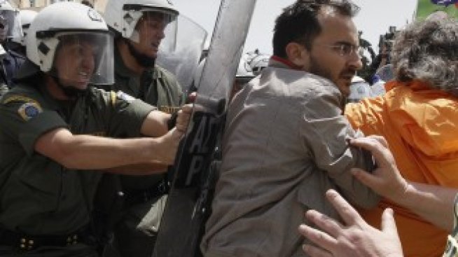 Преструктурирането на гръцкия дълг липсва на масата, но още е в менюто