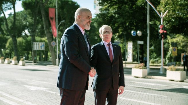 Денков: България има право да налага такса върху руския газ