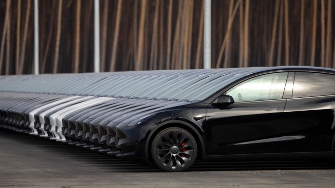 След най-лошия търговски ден от април: Акциите на Tesla поевтиняват с 69% за 2022 г.