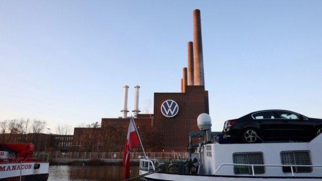 Volkswagen възстановява частично производството във Волфсбург