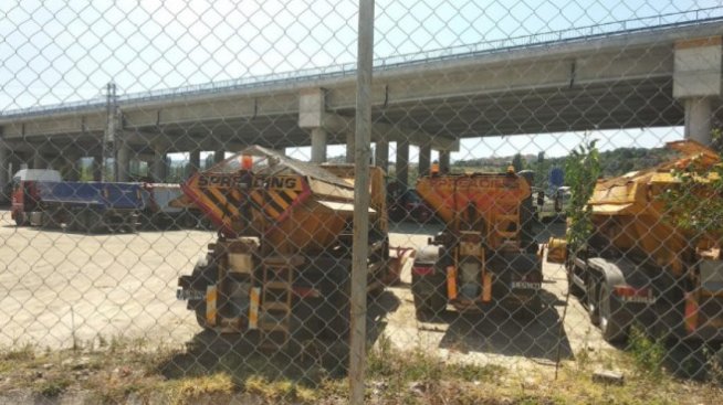 Строителна фирма незаконно ползва терен под мост на АМ "Струма" като автопарк