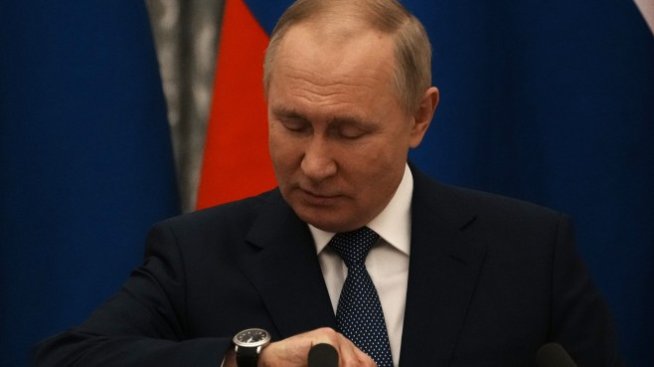 Икономическа битка на китката - Путин сменя швейцарски часовник с руски