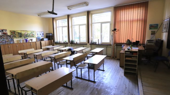 Делът на децата извън образователната система продължава да се свива