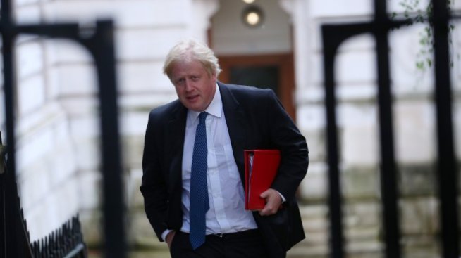 Борис Джонсън се изправя срещу Тереза Мей в сделката за Brexit