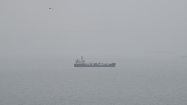 Силна буря разцепи два руска петролни танкера край Крим