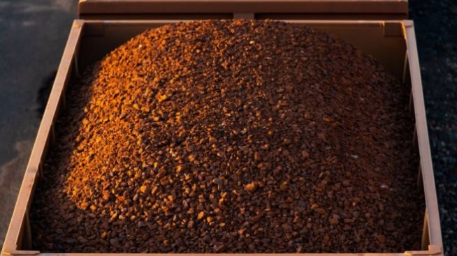 Стоковият бум разгорещява все повече цената на желязната руда и медта