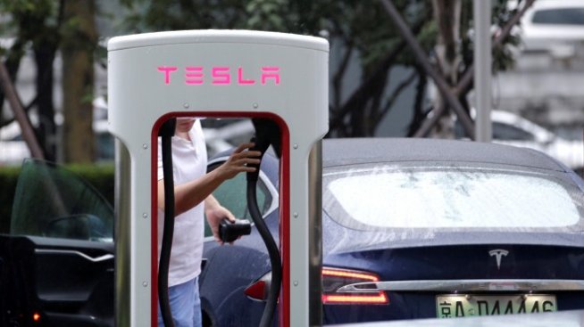 Tesla обяви старт на доставките на Model 3 за Европа