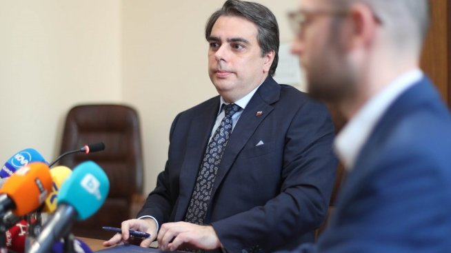 Асен Василев: ДДС за ресторантите ще остане 9%, ако се изсветли браншът