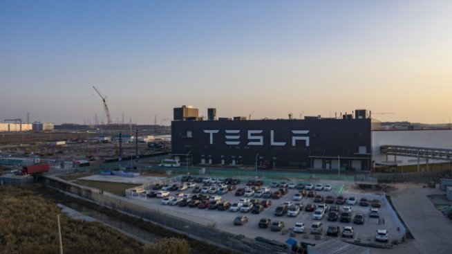 Tesla планира да запази &bdquo;аварийния режим&ldquo; в завода в Шанхай до средата на юни