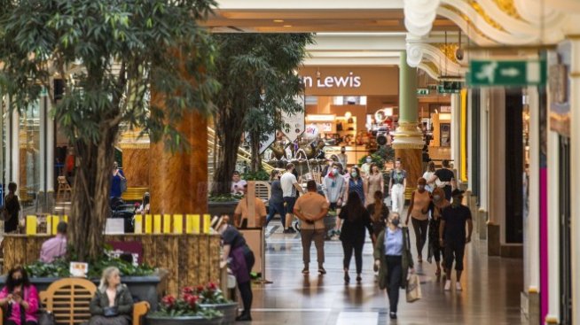 Потребителските нагласи във Великобритания се свиха до близо 50-годишно дъно