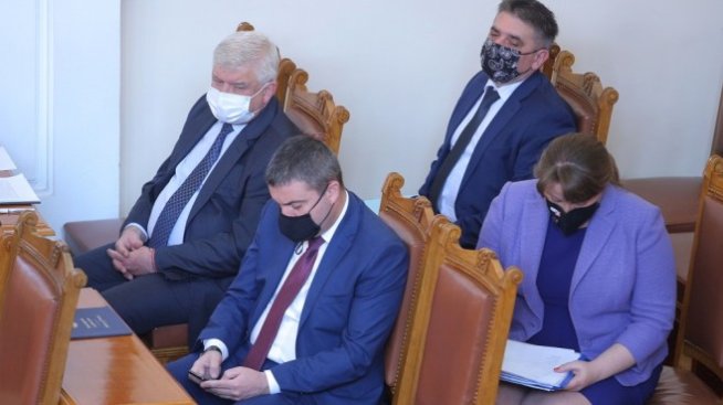 Мерките срещу коронавируса остават в сила още два месеца, реши НС