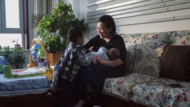 Китай ще насърчава раждаемостта със стимули, притиснат от свиващата се работна сила