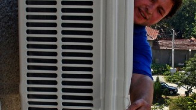 Главният архитект на София поиска да се махат и климатиците от сградите