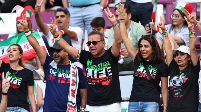 Опасният протест на феновете на Иран