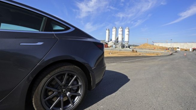 Акциите на Tesla пропадат преди очаквания Ден на батериите