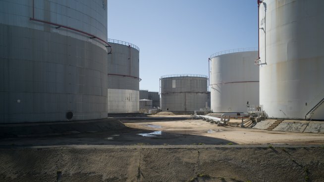 Цените на петрола се насочват към втори пореден седмичен спад*